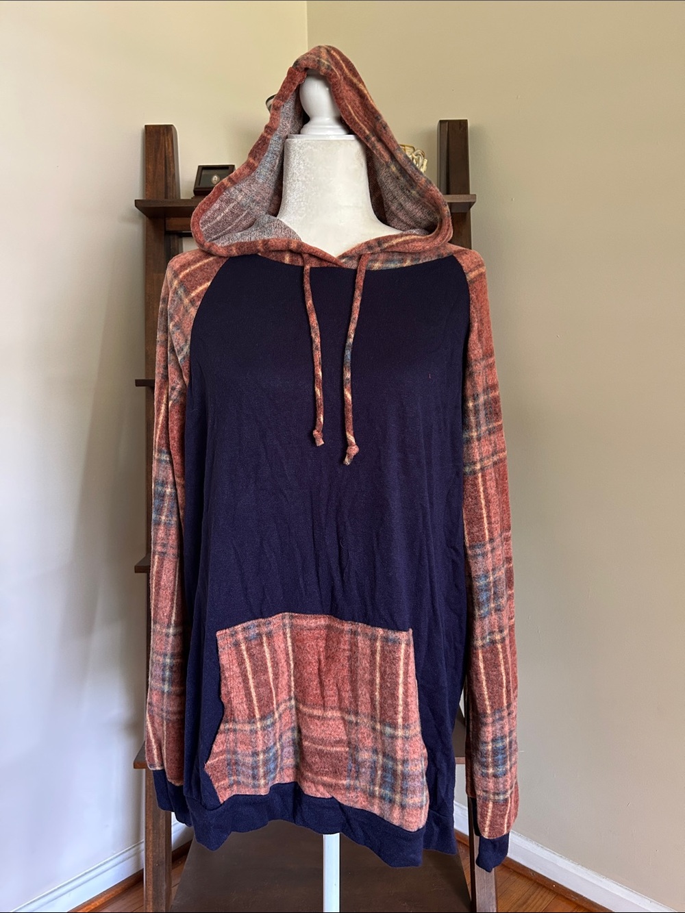 Plaid Sleeve Hooded Pullover Sweatshirt - Navy and Rust
